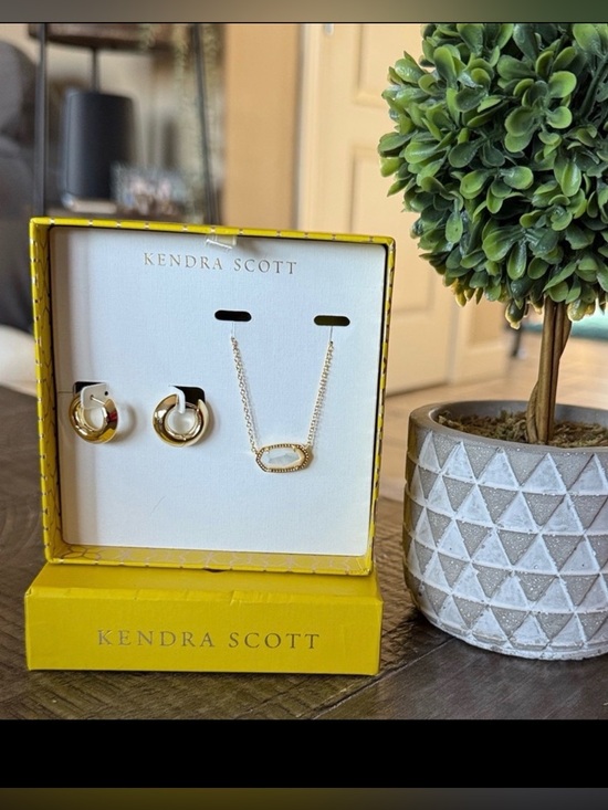 Kendra Scott Jewelry - Kendra Scott Gold Hoop Earrings and Necklace Set